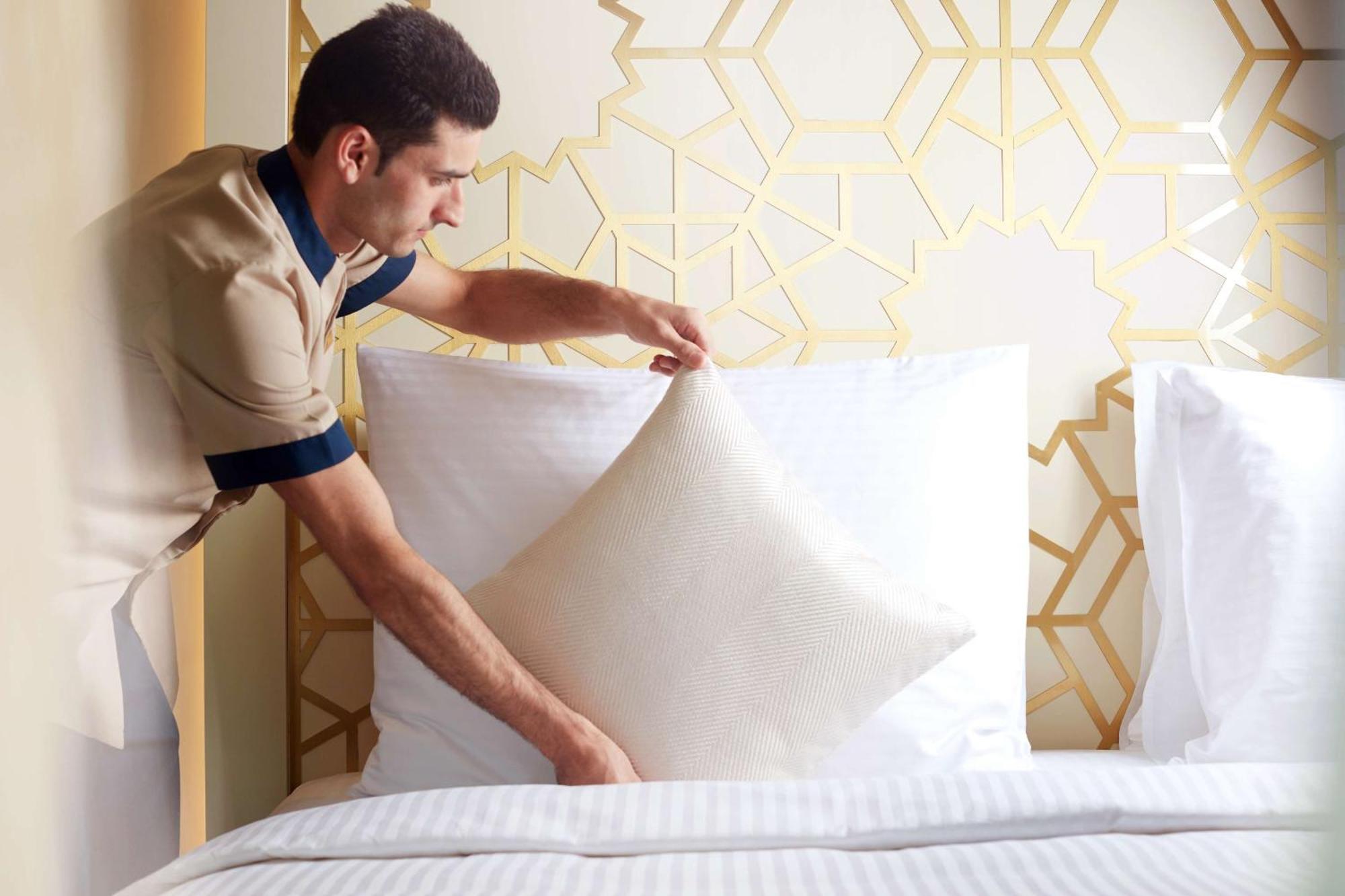 מלון מכה Tilal Jabal Al Kabah מראה חיצוני תמונה A hotel housekeeper making a bed