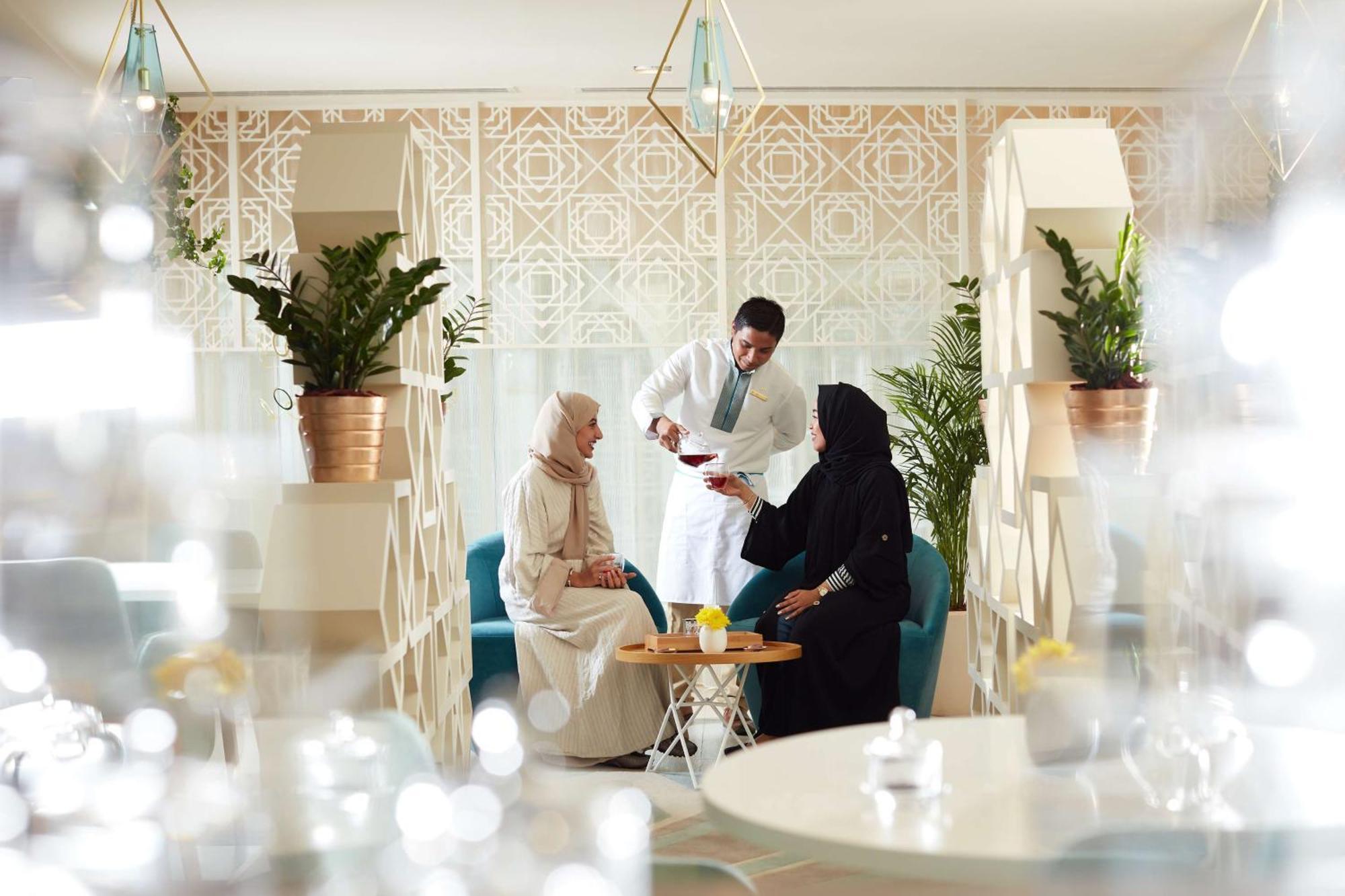 מלון מכה Tilal Jabal Al Kabah מראה חיצוני תמונה Emirati women in traditional dress